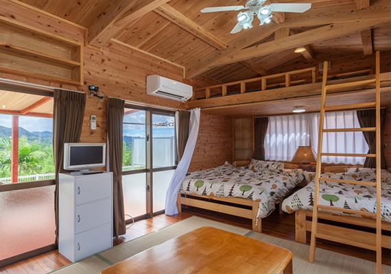 ベッド2台+お布団2組ロフトを使用すると最大4名様まで宿泊可能