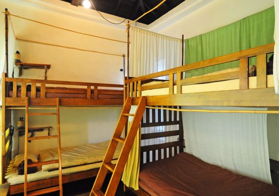 [Room for 4 guests (bunk bed x 2)] As each bed has curtain and a light stand, secure even with staying with your friends!