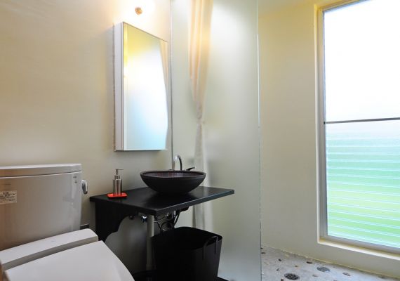 [Japanese-style room・room for 4 people ] Restroom &　shower space where light of nature comes in