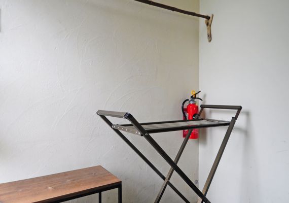 [Japanese-style room for 4 people] Baggage holder and folding shelf