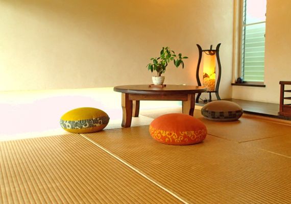 [6張榻榻米琉球榻榻米的和式房間(的)]是采納現代的氣氛的