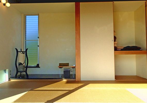 [6張榻榻米琉球榻榻米的和式房間(的)]白天，進入陽光，舒服的和式房間