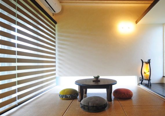 [Japanese-style room (6 tatami) of Ryukyu tatami mat] For selected interior such as window shade or cushions.