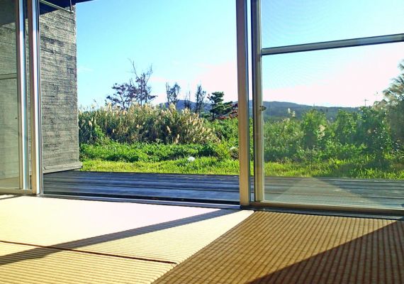 [Japanese-style room (6 tatami) of Ryukyu tatami mat] Leave the big window open, and please relax.