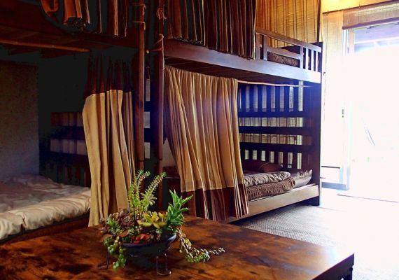 [Room for 8 guests(bunk bed x 4)] As it is with curtain, even with children or friends, you can stay here without  hesitation.