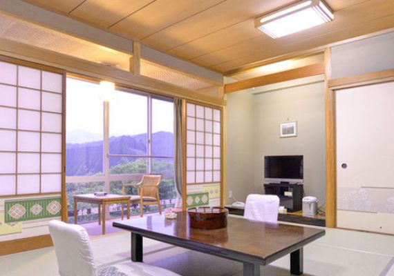 A guest room with a good view. Popular carefree and quiet Japanese-style room.