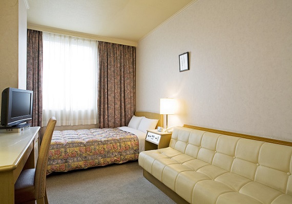 122cm幅のベッドダブルルーム。ソファがあるお部屋です。