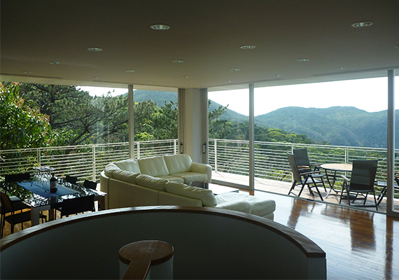 Spacious living room