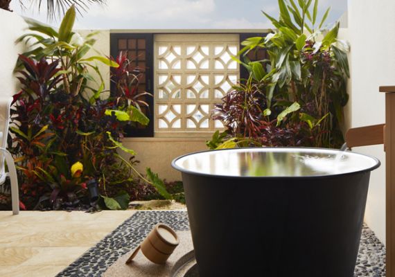 With a small garden and a semi-open-air bath, which is rare in Okinawa