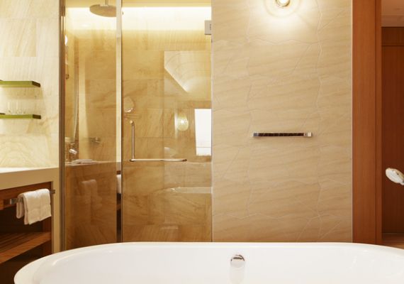 「Marina 码头国王尺寸大床房」的浴室。带有私人淋浴室，请您享受悠闲的沐浴时光。