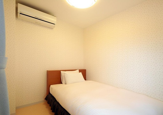 【客室】シングルベッドのお部屋も空調完備しております