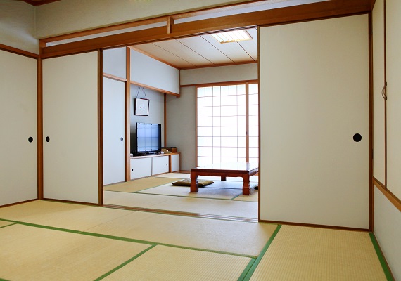 ◆ Japanese-Style Room (8 tatami mats) + entrance (3 tatami mats) ◆ (2-4 guests) Wi-Fi in all rooms【Non-smoking】