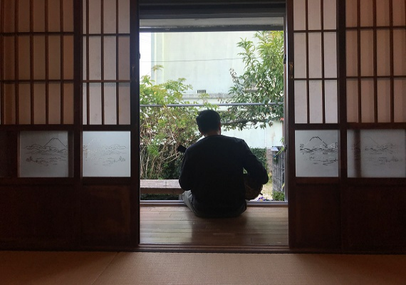 2 Japanese style rooms with size of 9 tatami. Calm and gentle room  with feeling of tatami and warmth of wood of Okinawa old house. Suitable for families or group of friends.