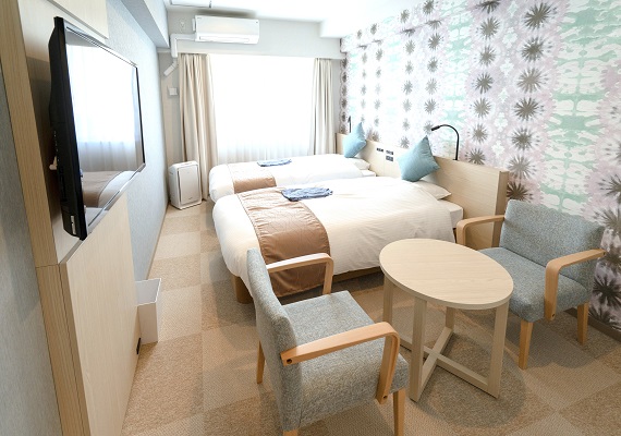 広さ：２２㎡　ベッド：９７ｃｍ×１９５ｃｍ

シンプルながら清潔で快適な室内。
快適な沖縄旅行をお楽しみいただけます。