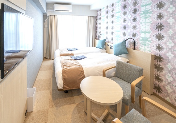 広さ：２２㎡　ベッド：９７ｃｍ×１９５ｃｍ×２台

シンプルながら清潔で快適な室内。
バルコニーでは潮風を感じられます。
快適な沖縄旅行をお楽しみください。