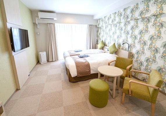 広さ：３０㎡　ベッド：９７ｃｍ×１９５ｃｍ×２台
エキストラベッド追加で３名様までお泊りいただけます。

シンプルながら清潔で快適な室内。
バルコニーでは潮風を感じられます。
快適な沖縄旅行をお楽しみください。