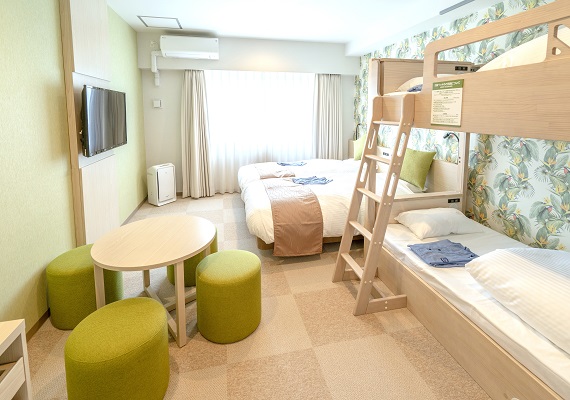 広さ：３０㎡　ベッド：９７ｃｍ×１９５ｃｍ×２台＋９７ｃｍ×１９５ｃｍ二段ベッド×１台
最大４名様までお泊りいただけます。

シンプルながら清潔で快適な室内。
二段ベッドはお子様に大人気。
快適な沖縄旅行をお楽しみいただけます。