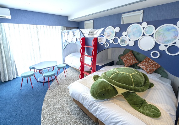 ・QUEEN SIZE一大床 1張（160cm×195cm）
・高架床 2張（97cm×195cm）

加上沙發床最多可提供5名入住

簡潔又舒適的室內
高架床非常受到小孩的歡迎
能夠享受舒適的沖繩旅行
