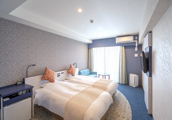 広さ：２５㎡　ベッド：９７ｃｍ×１９５ｃｍ×２台

シンプルながら清潔で快適な室内。
バルコニーでは潮風を感じられます。
快適な沖縄旅行をお楽しみください。