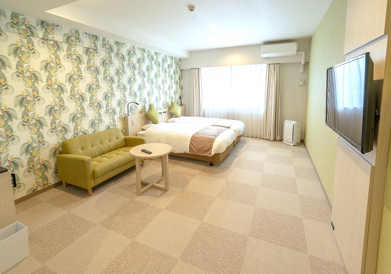 広さ：３０㎡　ベッド：９７ｃｍ×１９５ｃｍ×２台

シンプルながら清潔で快適な室内。
快適な沖縄旅行をお楽しみいただけます。