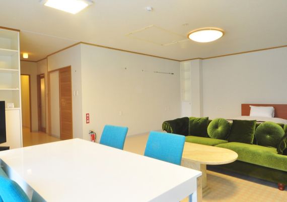 [annex 2F room] It is extensive space that is available in dining & living up to eight people