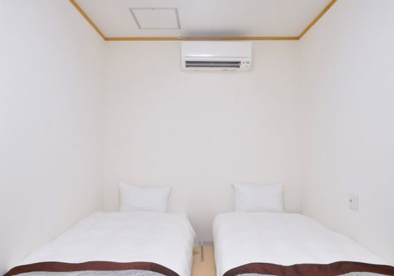 [annex 2F room] Twin room: We install two single beds.