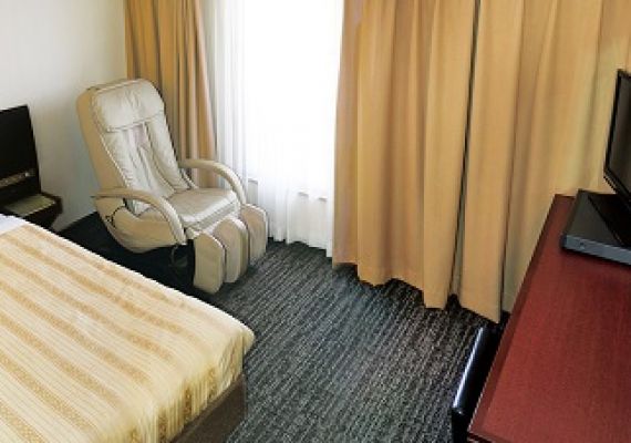 這間客房內設有高性能按摩椅，讓您在寬敞的16平方米空間內享受獨特的雙人舒適體驗。這個專屬的放鬆空間可以幫助您消除一天的疲勞，帶來無與倫比的身心放鬆。