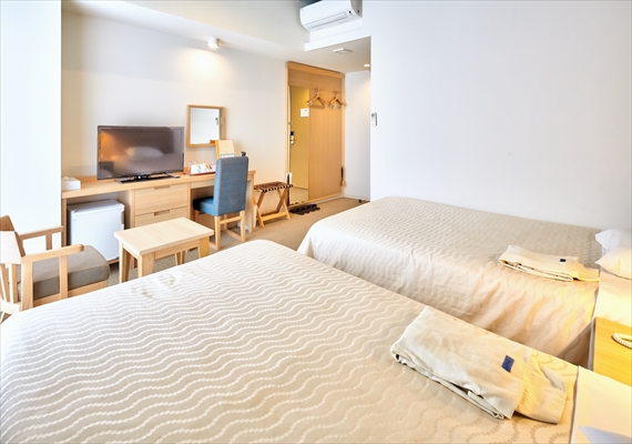 A total of 108 rooms unified with original design furniture (chairs, tables, night tables, writing desks).
We have a wide range of products to suit each customer's needs.
In addition, all the guest rooms are decorated with pictures drawn by the painters on the island, and you can feel Miyakojima even more.
