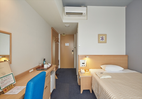 A total of 108 rooms unified with original design furniture (chairs, tables, night tables, writing desks).
We have a wide range of products to suit each customer's needs.
In addition, all the guest rooms are decorated with pictures drawn by the painters on the island, and you can feel Miyakojima even more.
