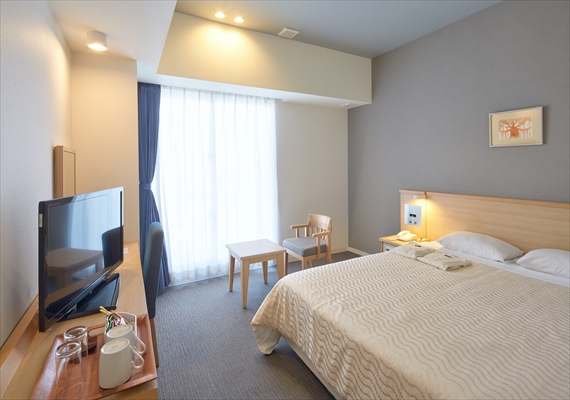 This room is convenient for marrieds and couples. A spacious bed is used for a relaxing stay.
