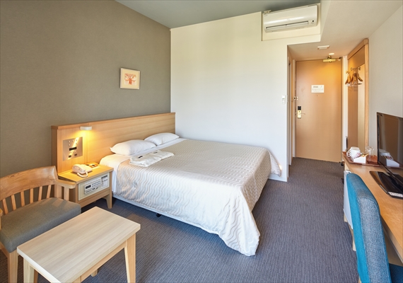 A total of 108 rooms unified with original design furniture (chairs, tables, night tables, writing desks).
We have a wide range of products to suit each customer's needs.
In addition, all the guest rooms are decorated with pictures drawn by the painters on the island, and you can feel Miyakojima even more.
