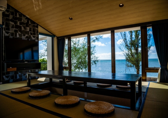 Come to kotatsu set in the floor-type, annex beach side villa special room Japanese-style room can overlook the sea from Japanese-style room.