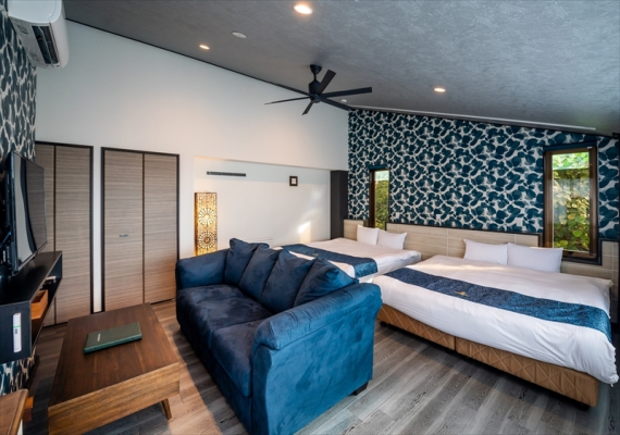 別館ビーチサイドヴィラスペシャルルーム寝室。キングサイズのベッド２台・セミダブルサイズのソファベッド完備