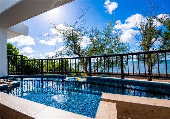 海濱Villa別館特別房的陽台也有孩童可以下水的私人泳池。