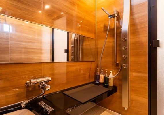 海濱Villa別館特別房的浴室。淋浴和泡澡的地方分開。