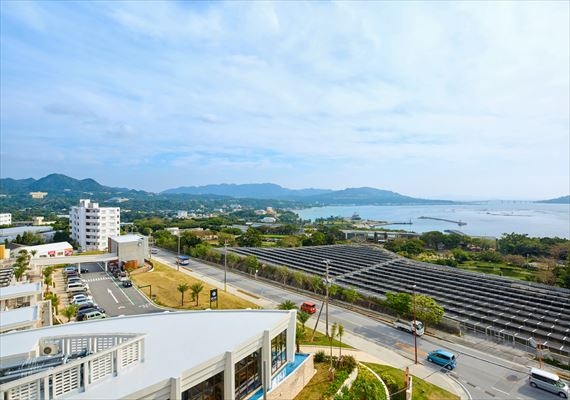 [別墅/西式房間]一邊在大的陽台享受風景，一邊請舒暢。