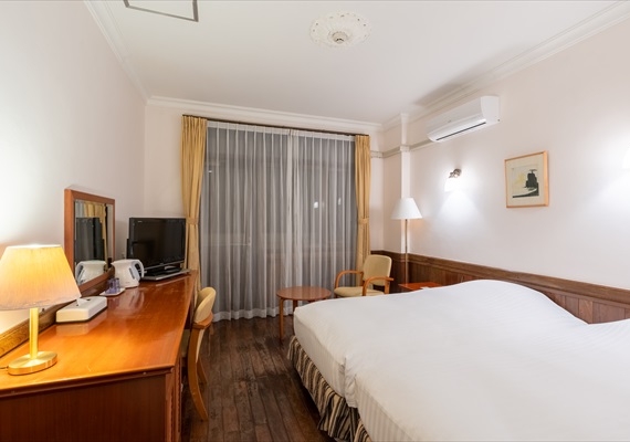 Hollywood Twin Room (28㎡)
A room with two single beds lined up side by side in a space of 28 square meters.