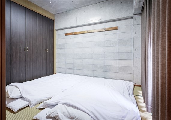 【和室+沙发床卧室】卧室
请在睡觉时自行铺设床铺，包括被褥和沙发床。