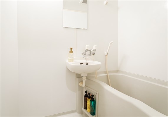 【バスルーム】
沖縄では珍しく、浴槽もございます！
トイレルームとは独立式なので、複数人でのご利用でも安心してご利用いただけます。