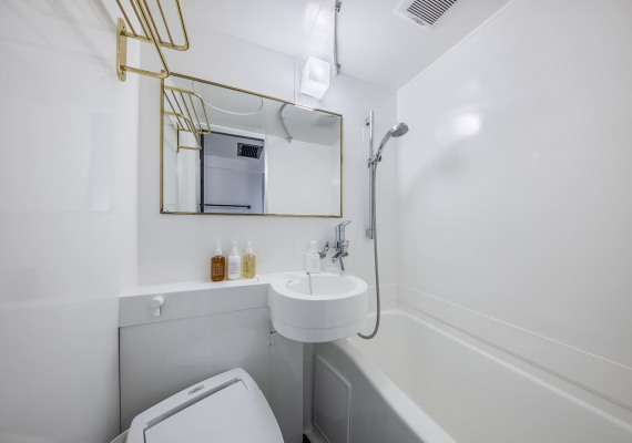 スタンダードダブルルーム-浴室-
ユニットバス仕様となっており、アメニティーはプロバンシアをご用意。