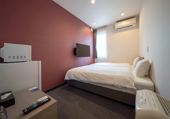小巧舒適的客房配備了確保舒適住宿的所有設施和設備，包括兩張席夢思床（尺寸為W110cm x L195cm）、冰箱、微波爐和空氣清淨機。 *室外設有吸菸區。