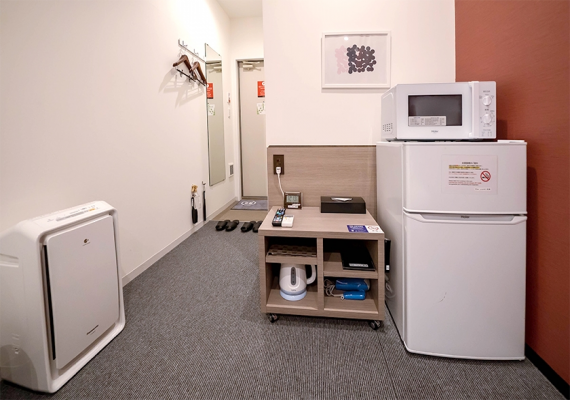 小巧舒適的客房配備了確保舒適住宿的所有設施和設備，包括兩張席夢思床（尺寸為W110cm x L195cm）、冰箱、微波爐和空氣清淨機。 *室外設有吸菸區。