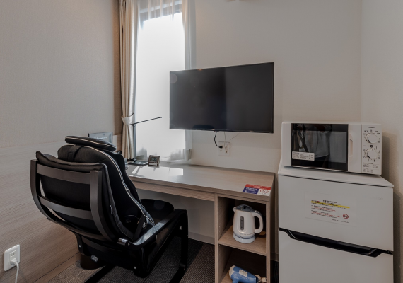 透過安裝有插座/檯燈的桌子，可以把客房當在辦公室使用。另外還有電動按摩椅，可以坐在上面放鬆身心。