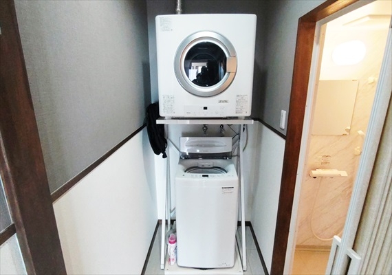 洗濯機とガス乾燥機が完備されております。