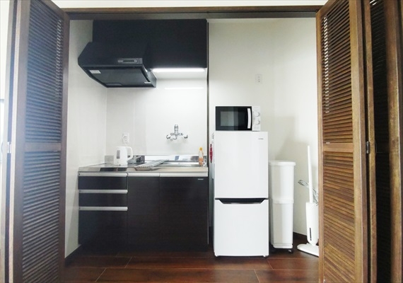 ミニキッチンには、冷蔵庫、電子レンジ、ゴミ箱、掃除機、電気ケトル、IHコンロ（1個口）のほか、食器、調理器具等ございます。ご自由にご利用下さい。