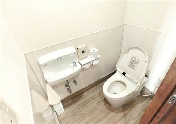 独立式トイレは、自動開閉の洗浄機付きタイプです。
