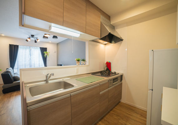 Fully Equipped Kitchen with Cooking Utensils & Appliances