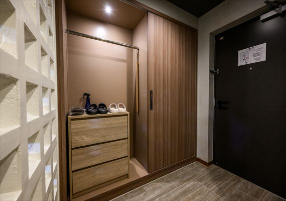 【客室/ファミリールーム45㎡】旅行中の荷物整理がはかどるハンガーラック付き