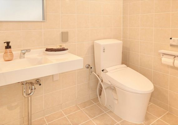 【ホテルタイプ】ダブルルーム★清潔で明るいバスルーム　温水洗浄便座完備