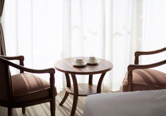 【ホテルタイプ】ツインルーム★柔らかな自然光が差し込む落ち着いた空間